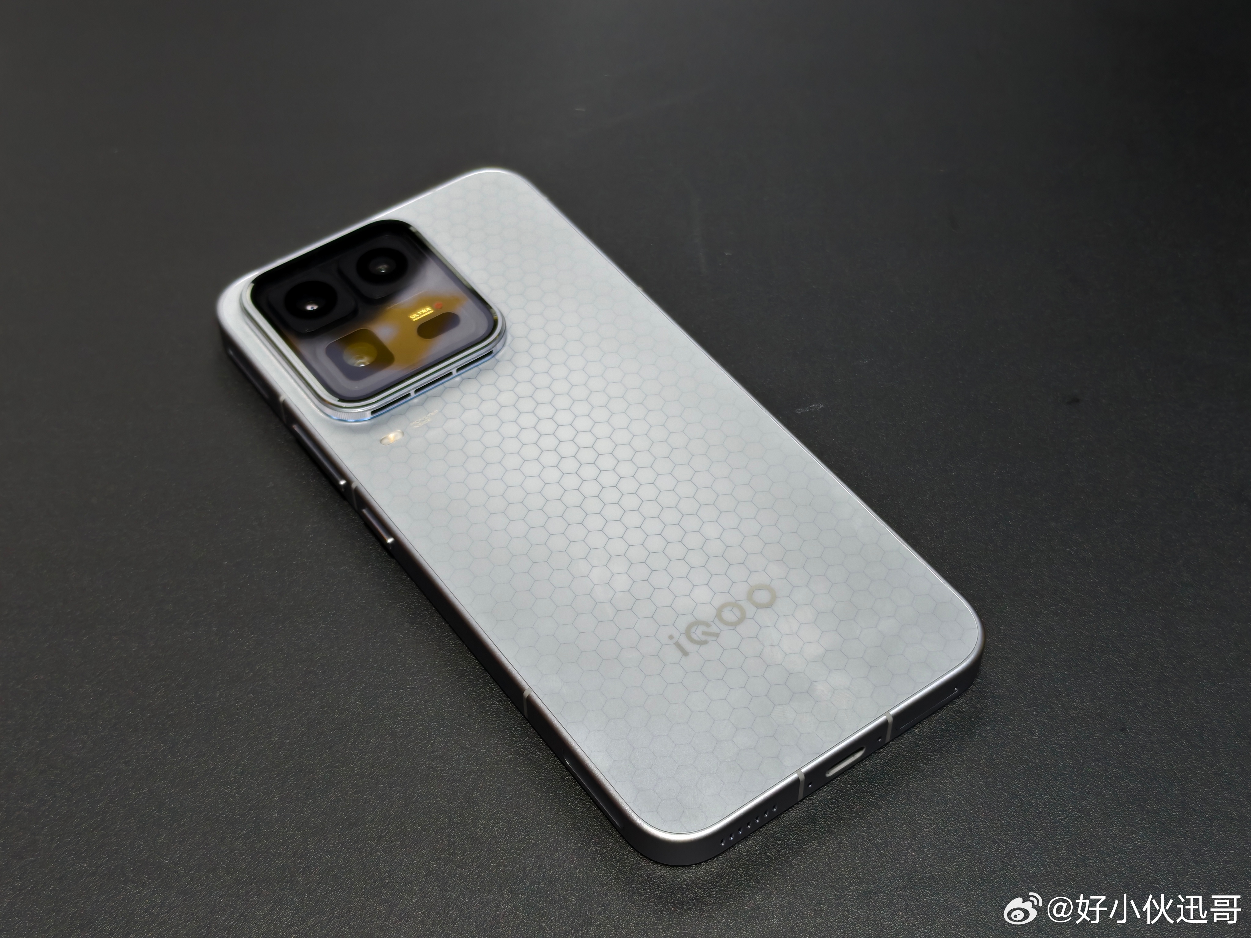 iQOO 15T塞了8000mAh大电池，15 Ultra是7400mAh，差了