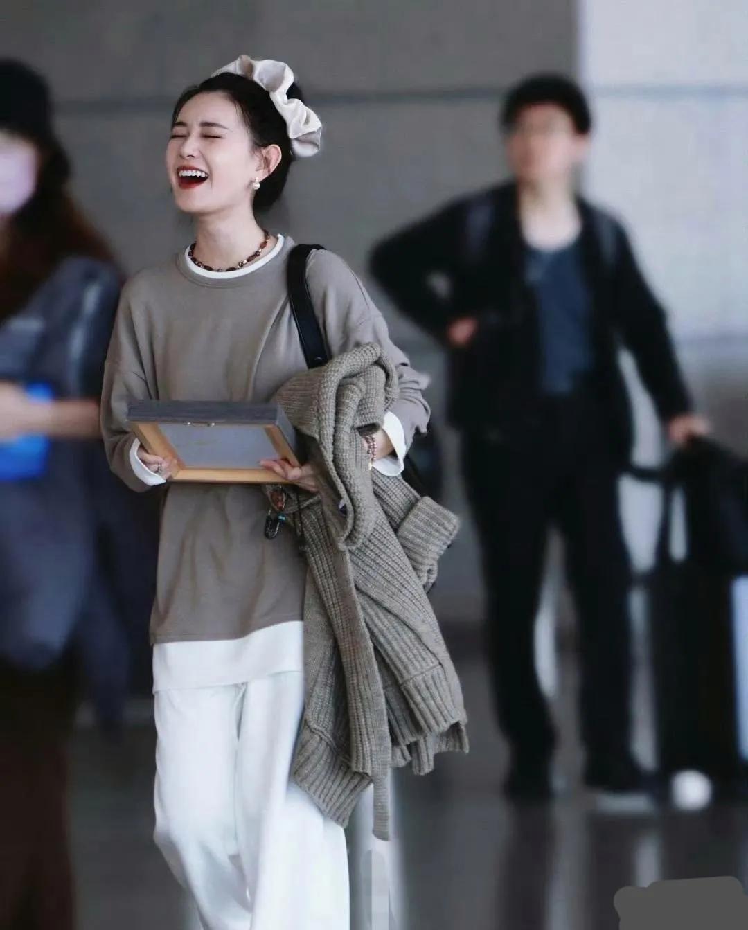 蒋依依真是中了妙龄的彩票啊，立场上扎丸子头一身休闲装的她还真是天真又清纯啊！