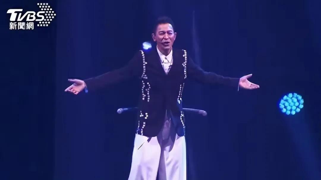 刘德华台北演唱会高唱《中国人》！
首先，给德艺双馨的刘天王点赞！一个大大的赞！