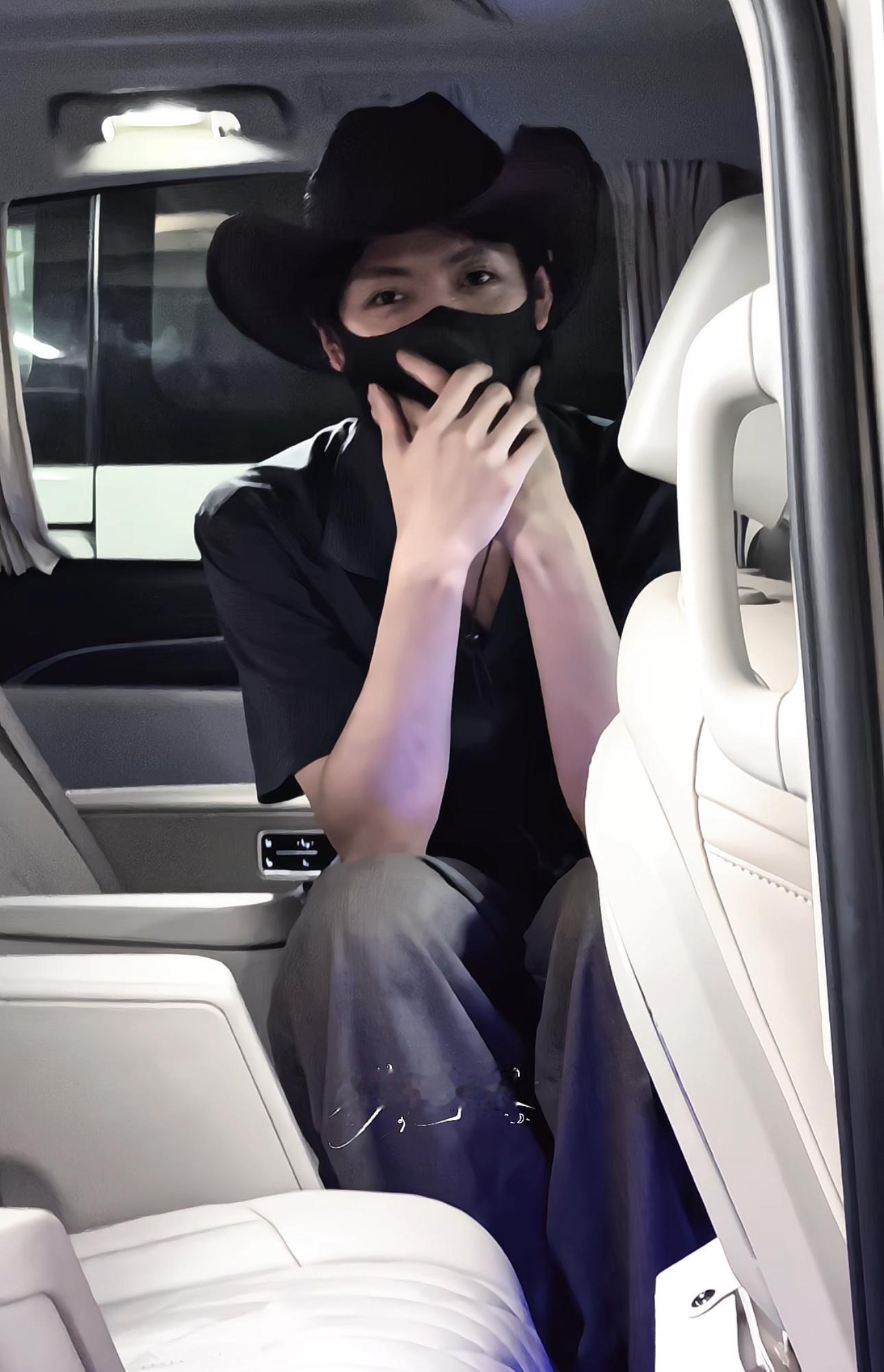 每次对着哥哥笑.就会得到小咪托脸甜甜的看着你笑[拜托]​​​
