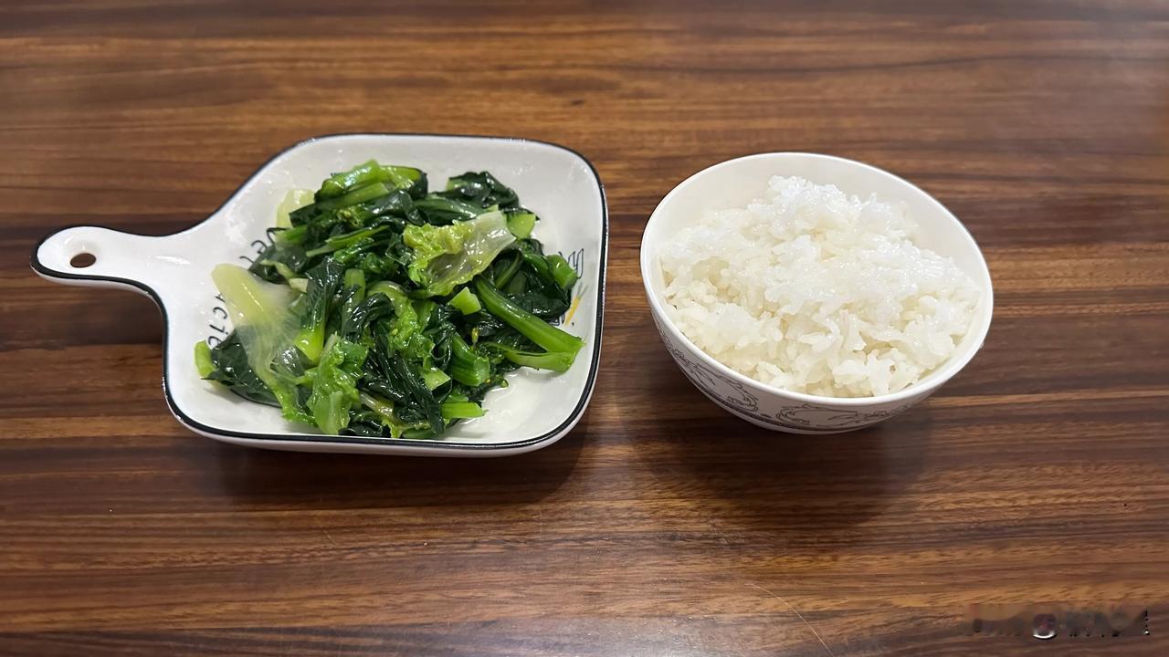 中午还是吃素，不过牙龈发炎症状减轻了一些，本来是状态更好一些，但早餐吃的坚果面包