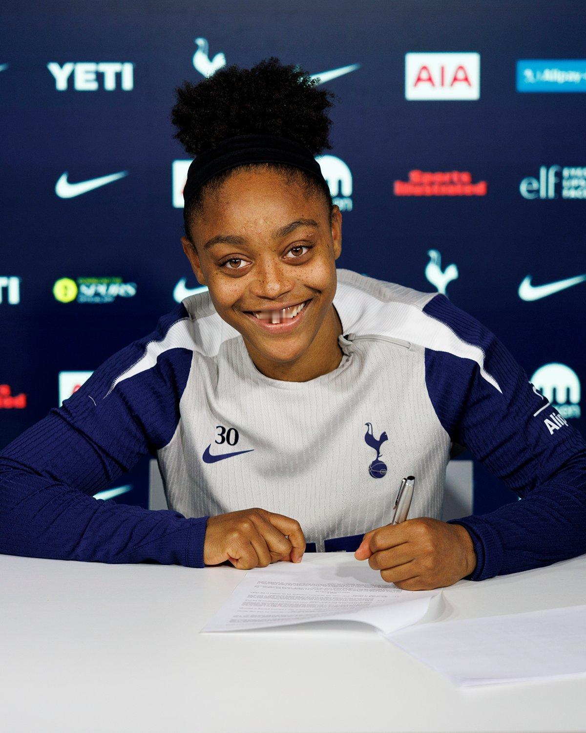 热刺女足官方：我们非常高兴地宣布，阿拉亚·丹尼斯已与俱乐部签署了一份新的长期合约