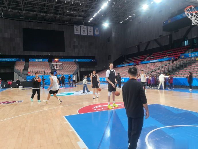 媒体人分享北京男篮训练图集并配文：热火朝天练起来