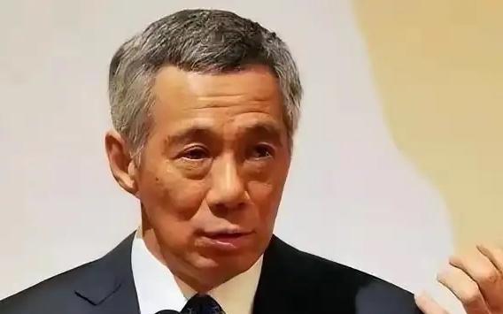 有位长居新加坡的华人朋友，最近在网上捅破了一层窗户纸：“别再对新加坡华人自作多情