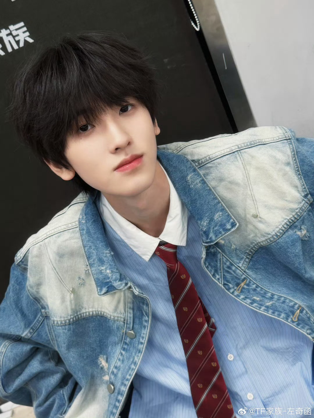 左奇函 要到激动人心的时刻了左奇函牛仔外套红领带六宫格，清爽学长风好帅