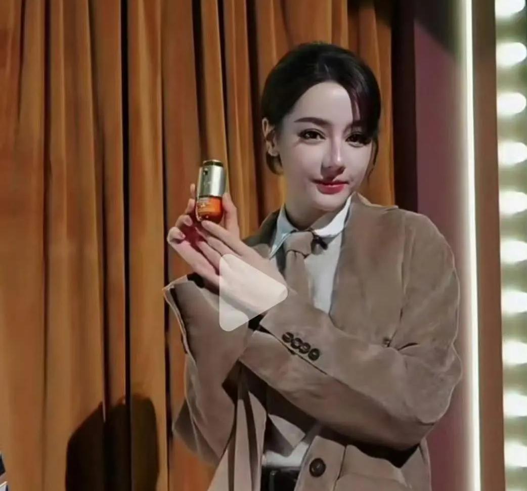 一直以为只有像杨紫那样的淡颜系美女才不能轻易胖，没想到像热巴这样的浓颜系美女也不