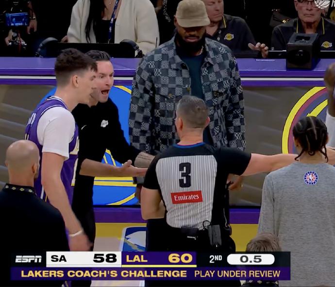 头一回见！裁判不让湖人发起挑战！

上半场最后时刻，文班亚马持球推进，撞到了范德