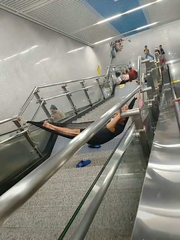 某地地铁站，这样蹭空调就过分了！