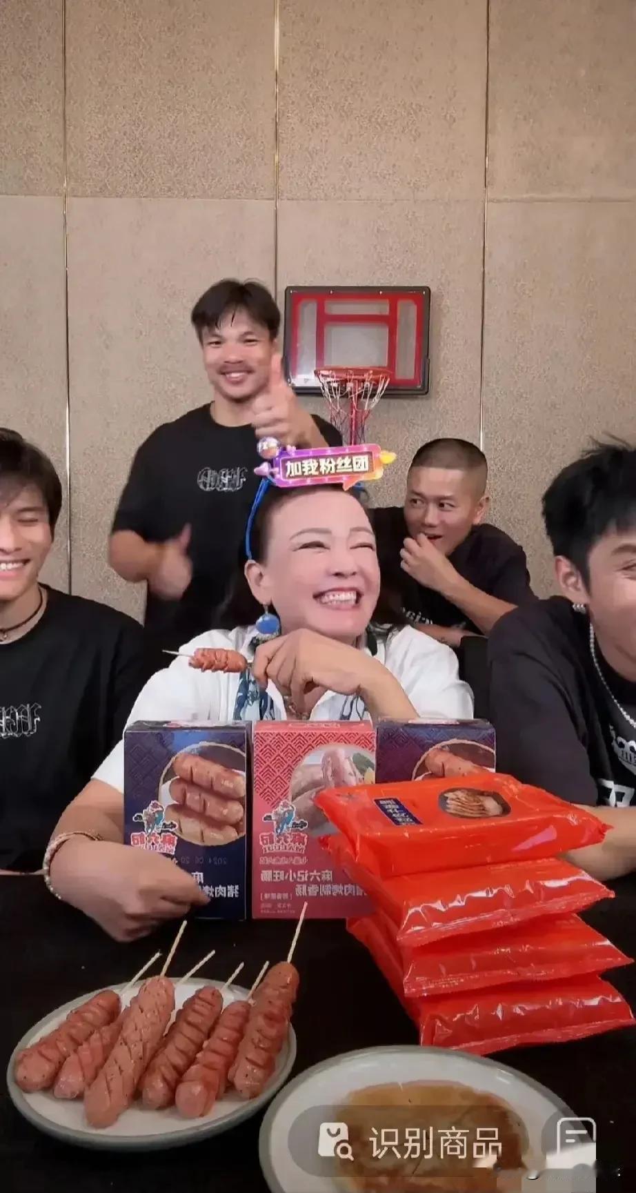 兰姐携手小杨哥，麻六记直播盛宴引爆热潮！前所未有优惠，三盒小旺肠赠四袋牛肉饼，瞬
