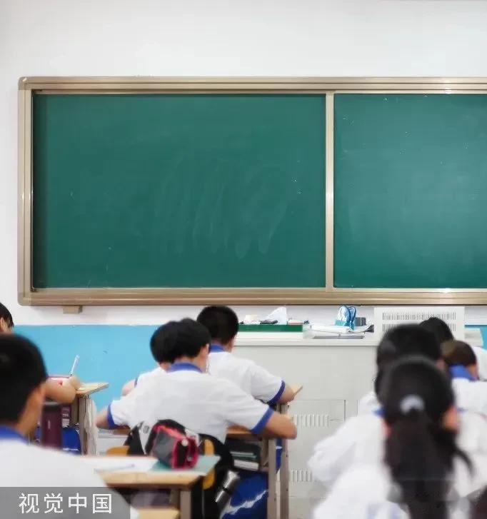央广网发文称教室外空空荡荡，谁偷走了学生们的课间10分钟？我家闺女今年上一年级，