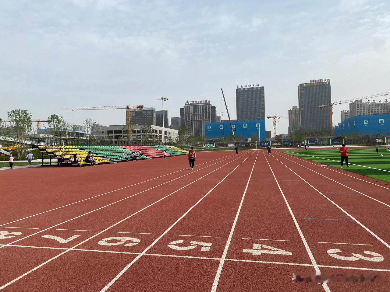 逆水行舟，一篙不可放缓；滴水穿石，一滴不可弃滞。专注于手头的每一件事，既不松懈，