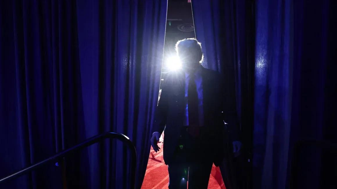 美国权力运行模式，“旋转门”现象并不是唯一。在确认他当选后，向他要位置的人电话不