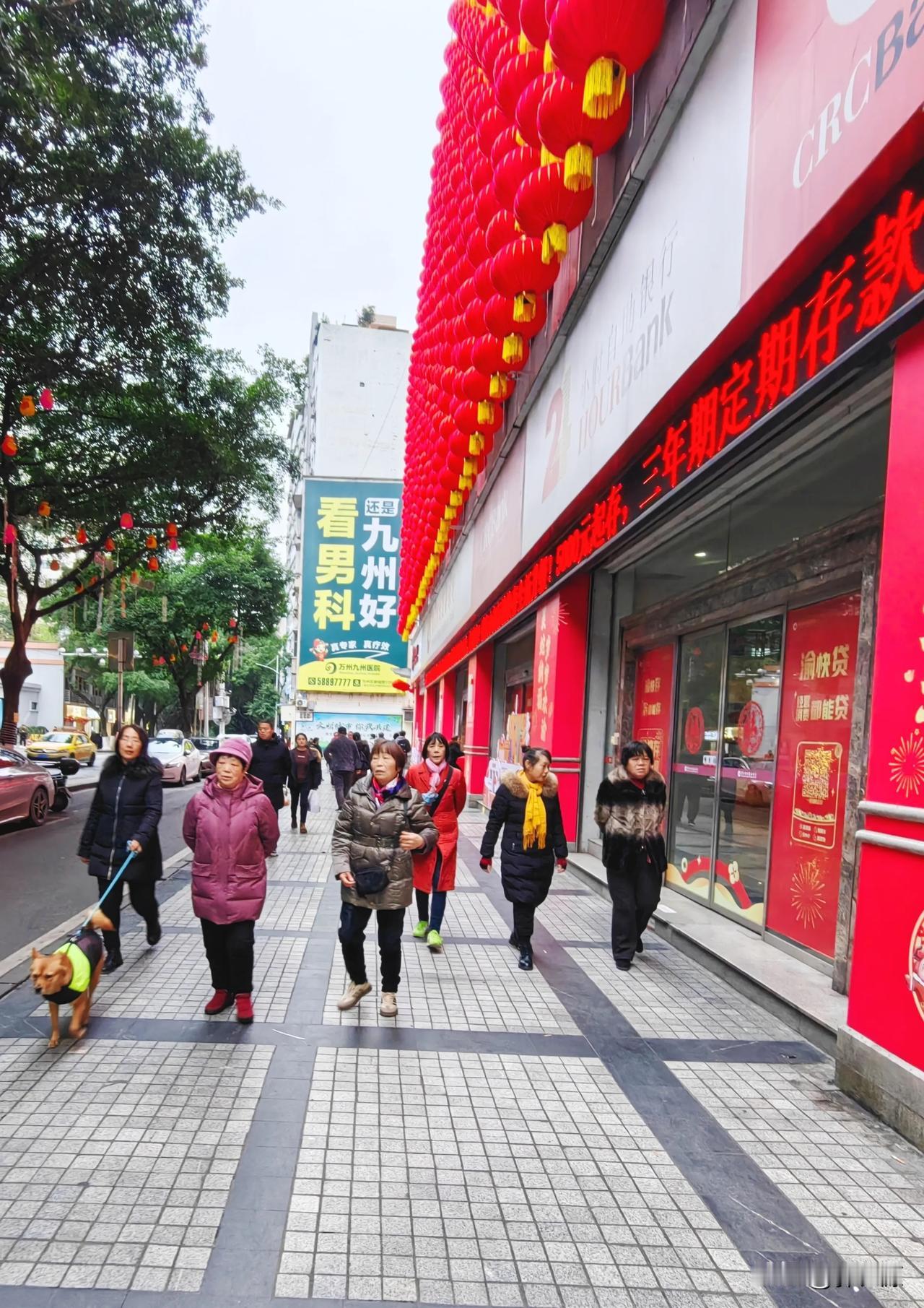 春节渐近，万州区街头张灯彩，红红火火喜迎蛇年新春，浓浓的年味！