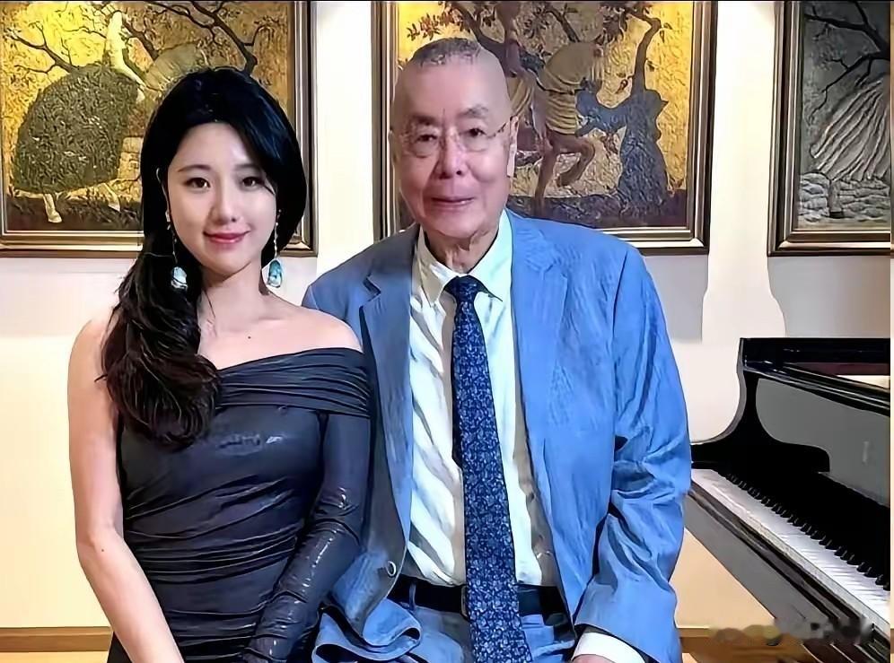 87岁的钢琴大师刘诗昆，带着3岁的幼子在俄罗斯登台演出，可让人吃惊的是，他的大儿