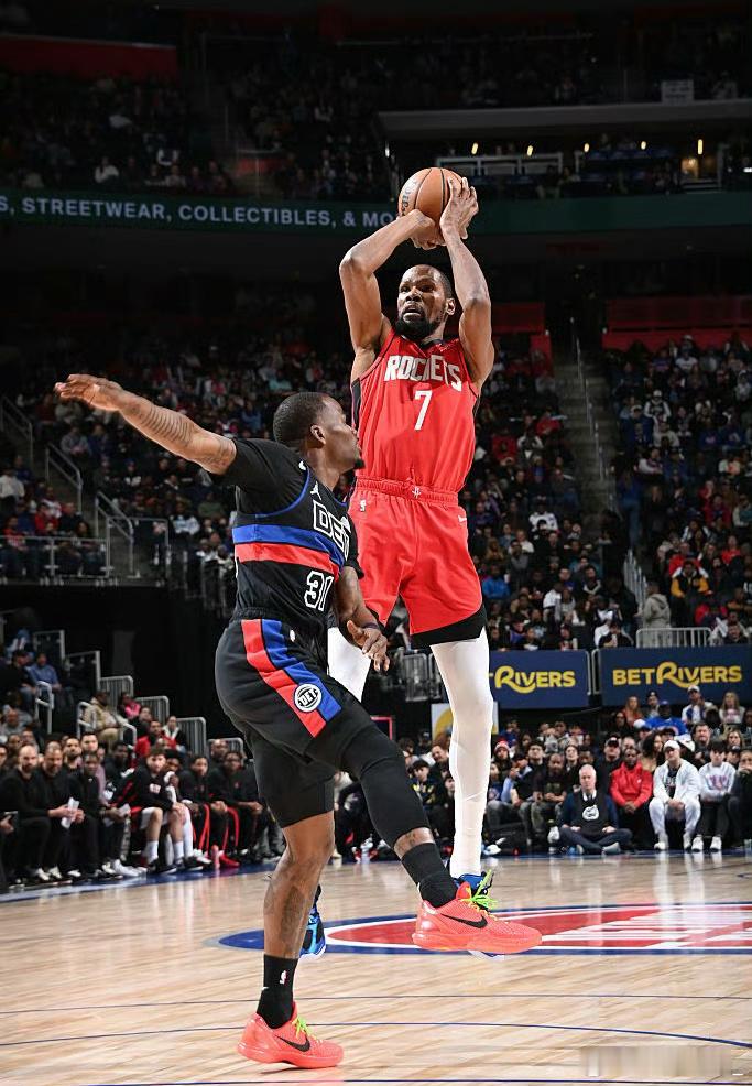 火箭残阵客战东部第一活塞，杜兰特轰32+7打破队史尘封22年的最老纪录，谢泼德第