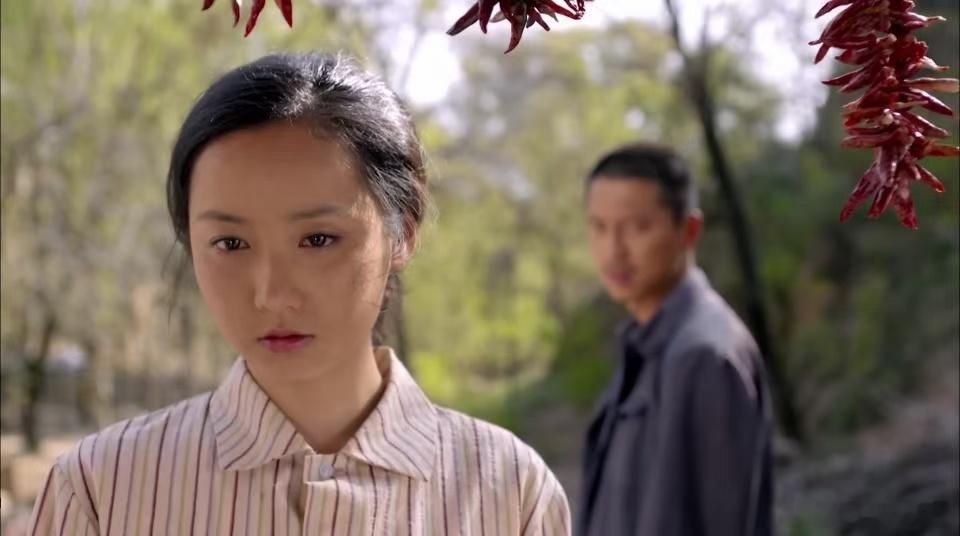 田晓霞是理想主义，秀莲是现实主义。但生活是现实，学生时代是理想，而生活大于学生时