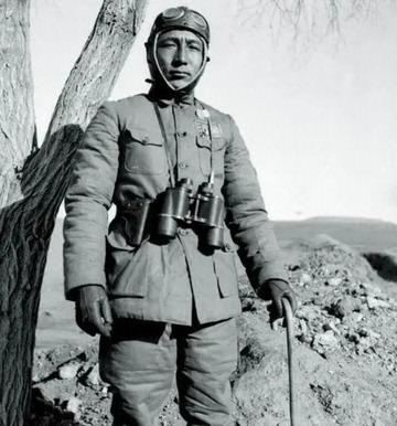 1948年12月份，解放军战士给一个被俘的伙夫发了两块大洋将其释放，不料伙夫真实