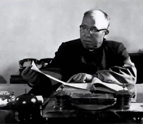 刘少奇从山东回来，对毛主席说：罗荣桓的资历在分局仅排倒数第二。1942年的春天，