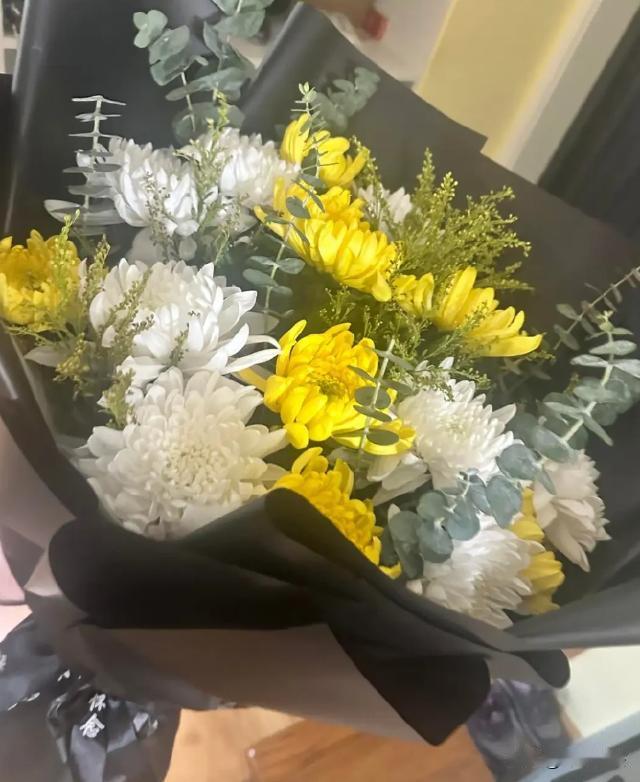 上海，一男生刘同学攒零花钱给母亲过生日，订了99朵粉色康乃馨，还备注了生日祝福，