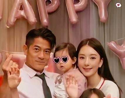 61岁郭富城生日，方媛卡点晒全家福，三胎女儿首露正脸