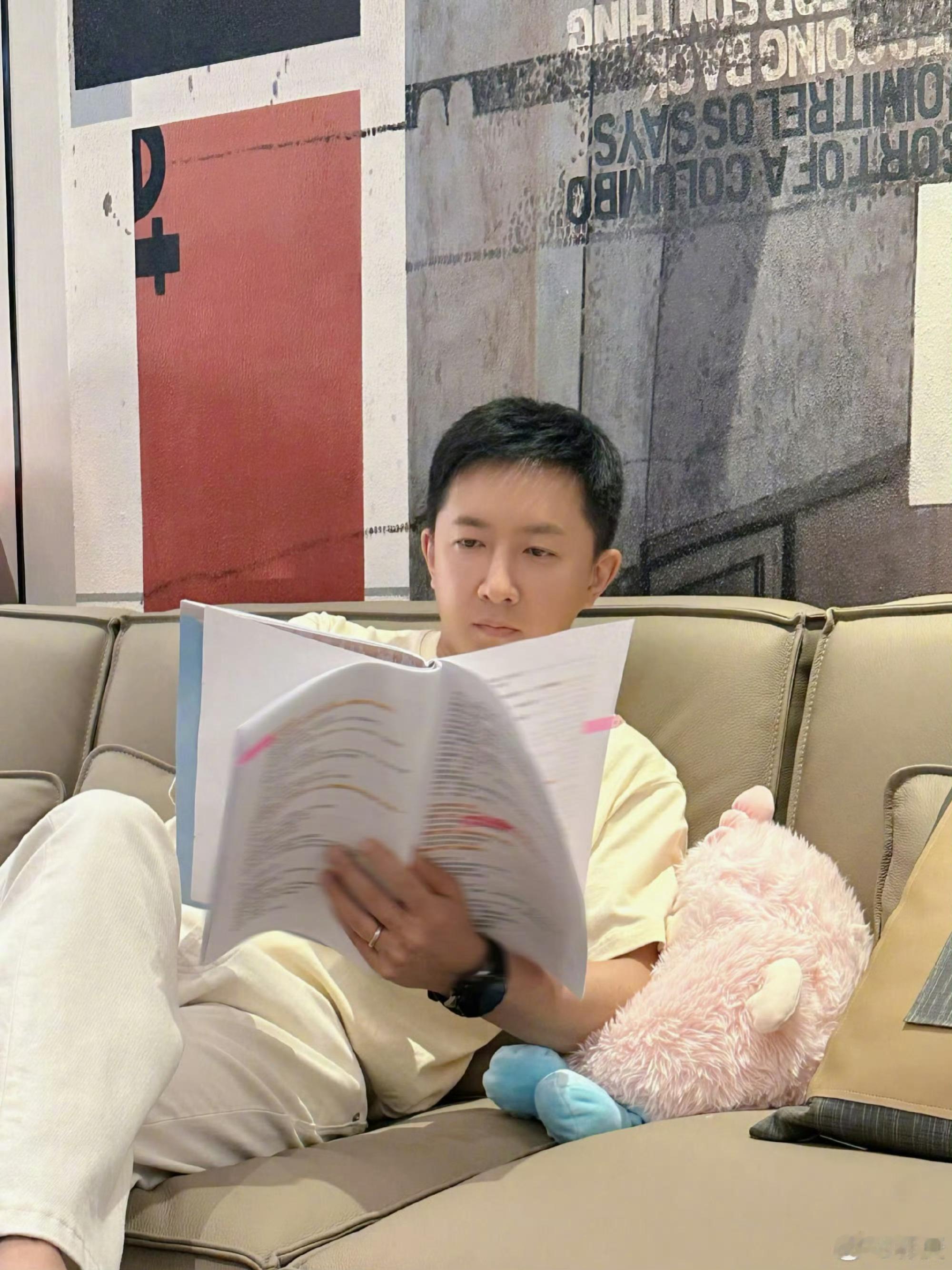 韩庚世界的角落广州站巡演 广州的雨好像都在为这场演唱会让路，只留下清爽的风陪我们