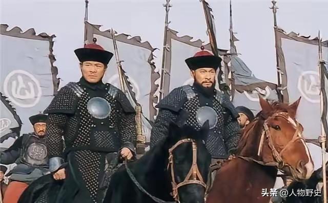 乾隆亲自审问川陕总督张广泗，张广泗在拷打之下，坚称自己无罪。乾隆大怒，下令将其斩