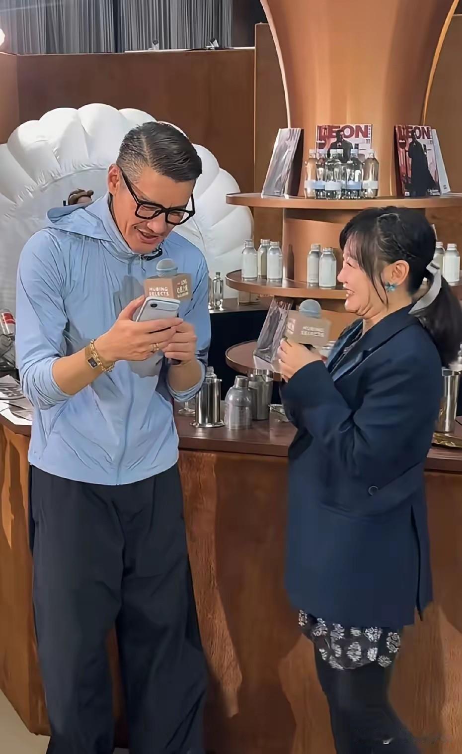 胡兵和薛佳凝在《粉红女郎》播出 22年后， 在上海惊喜同框。《粉红女郎》是无数人