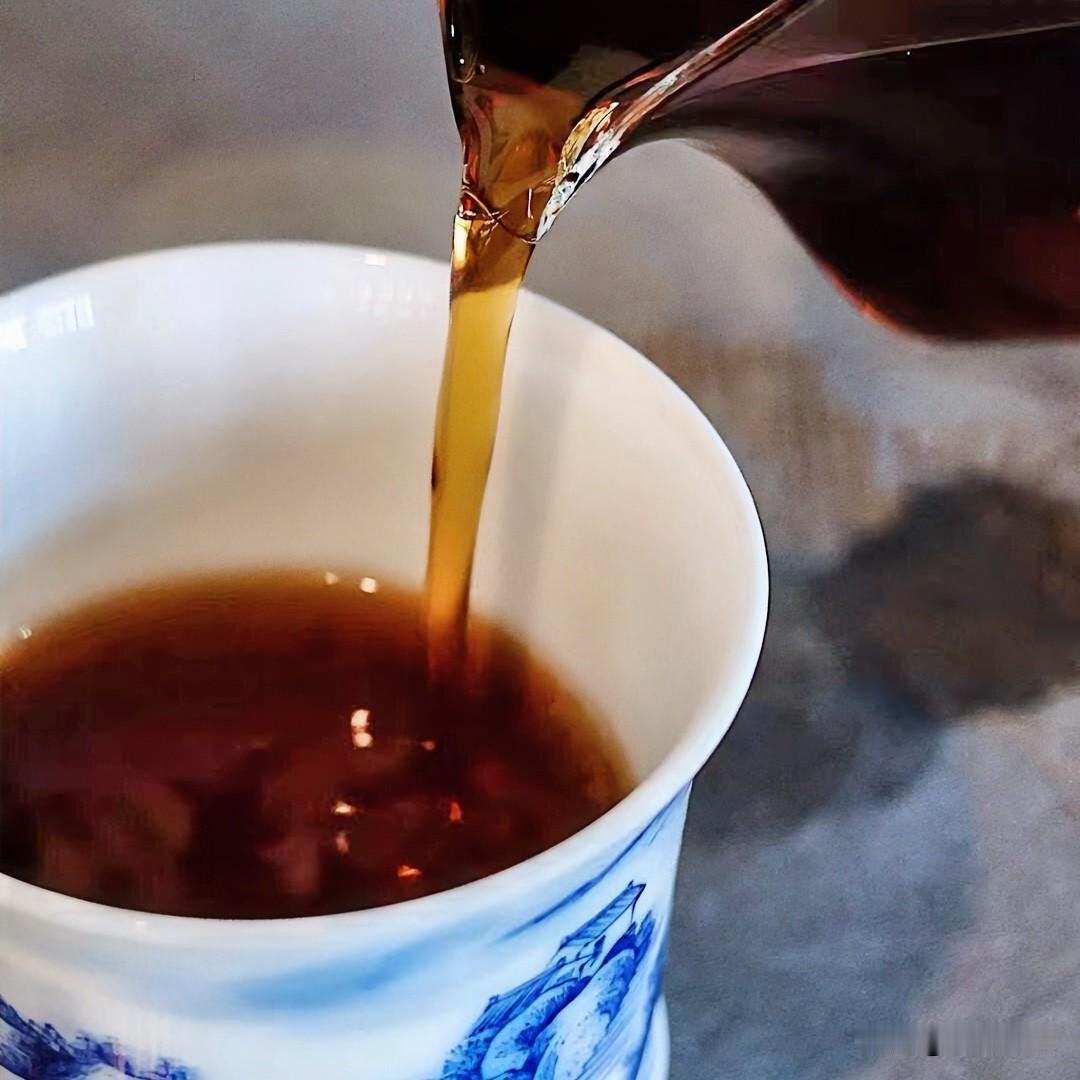 《天净沙·茶禅》
茶烟袅袅青瓷，叶浮沉世如棋，喧寂浓淡相持。幽窗独倚，半瓯清味即