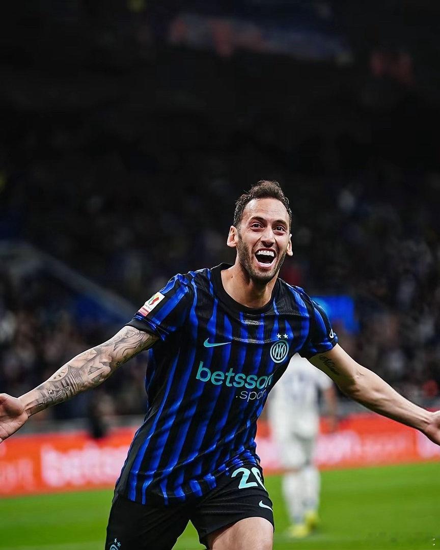 国际米兰离不开恰尔汗奥卢！跟队记者比亚辛在直播中说，土耳其球员对国米太重要了，能