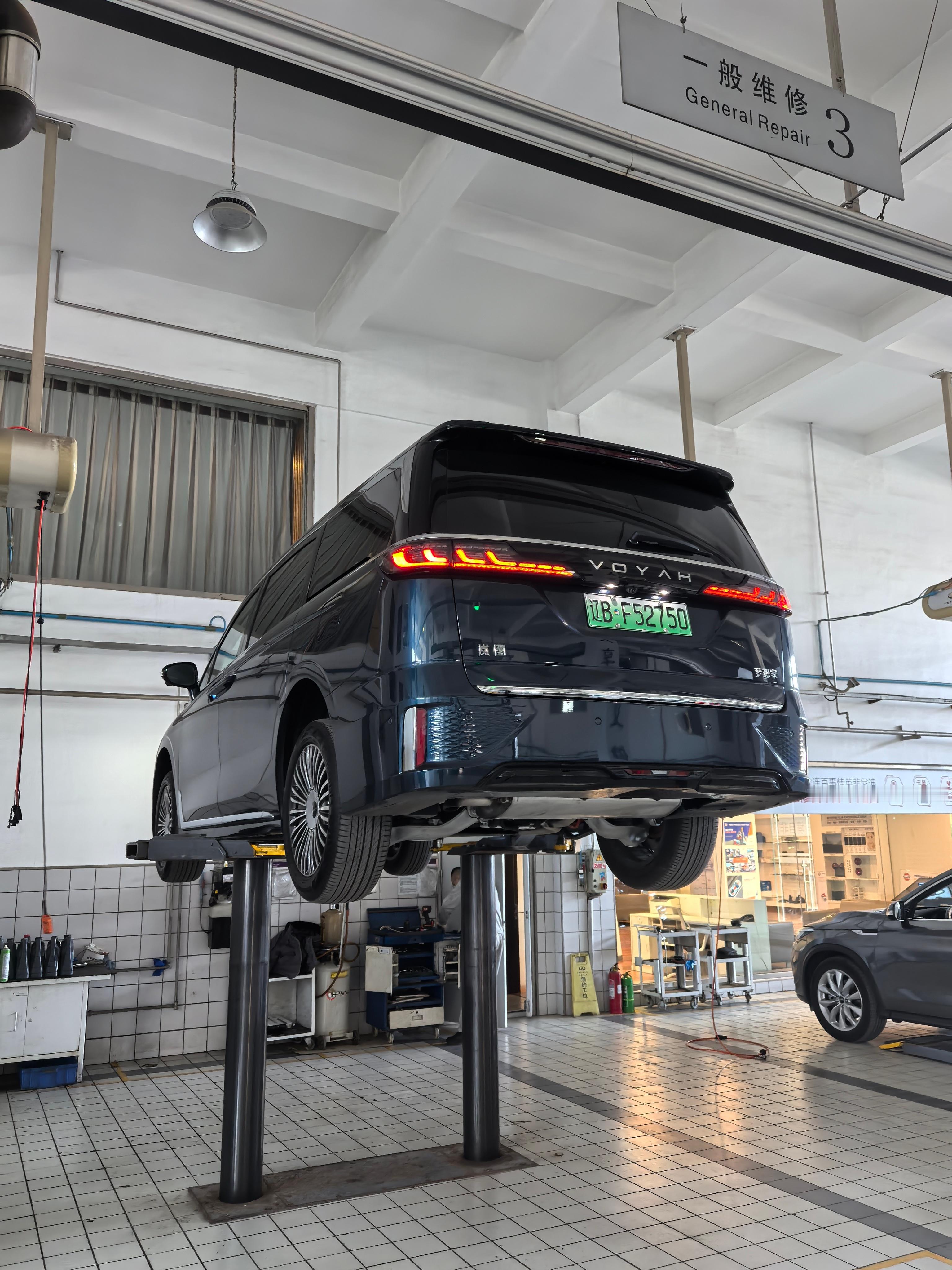 我的梦想家前下支臂胶套位置过减速带的时候有异响，滋啦一声不明显但能听到，我自己排