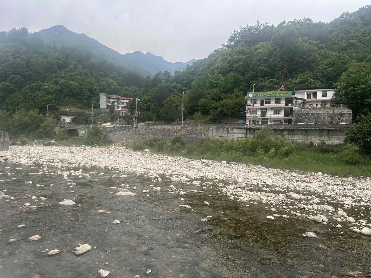 周末，天气晴好，我和朋友俩人从西安开车走108国道去了周至厚畛子古镇、佛坪县、宁