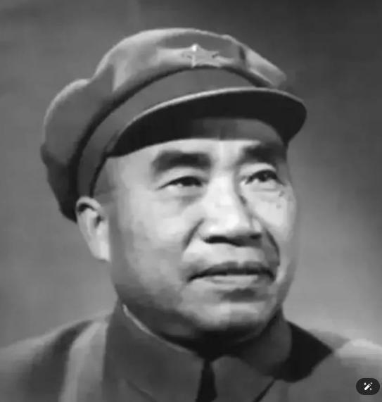 军中一直有个不成文的规矩：只要朱老总一露面，不管是元帅还是将军，全都自发起身、站
