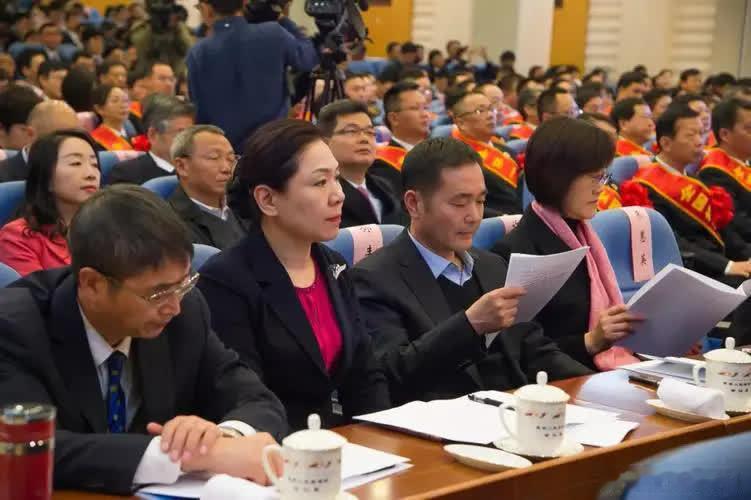 中华人民共和国正式向全世界宣告两件大事： 第一件就是，我们的福建舰航母正式服役了