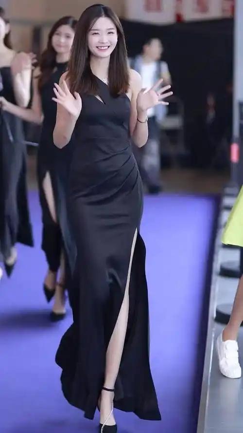 李凉凉：就像小孩穿个大人衣服，
叶凯薇：这种长裙更适合她……