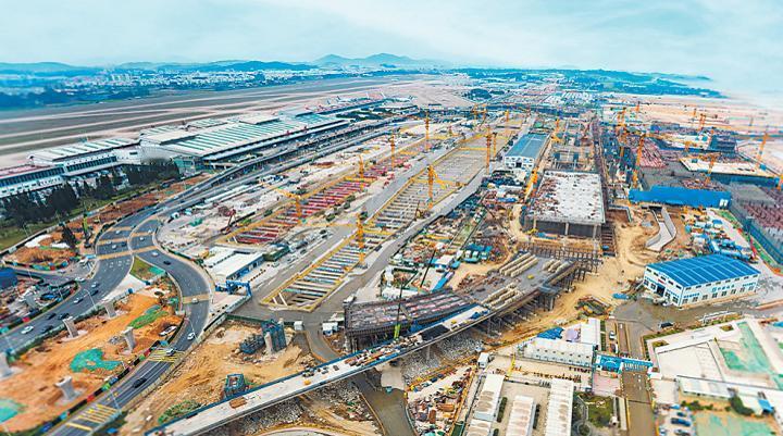 福州长乐国际机场二期扩建工程加紧建设！航站楼进入钢结构屋盖施工阶段，预计9月底完