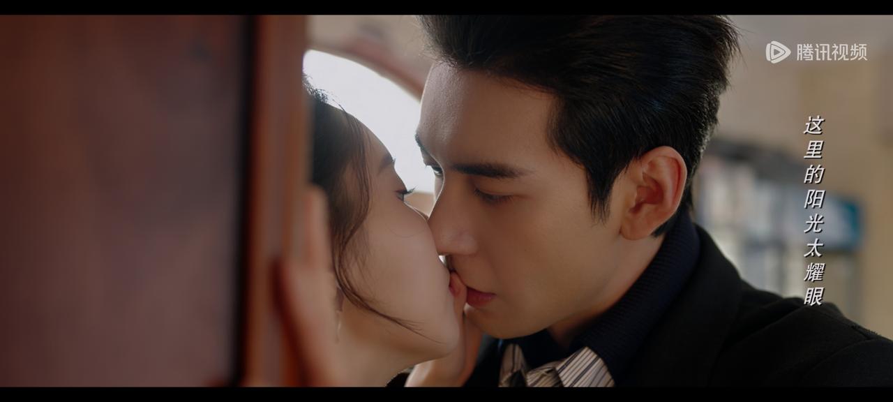 《突然的喜欢》手指吻
男主女主是高挑身材，高颜值组合，真的很养眼。手指吻很浪漫哦