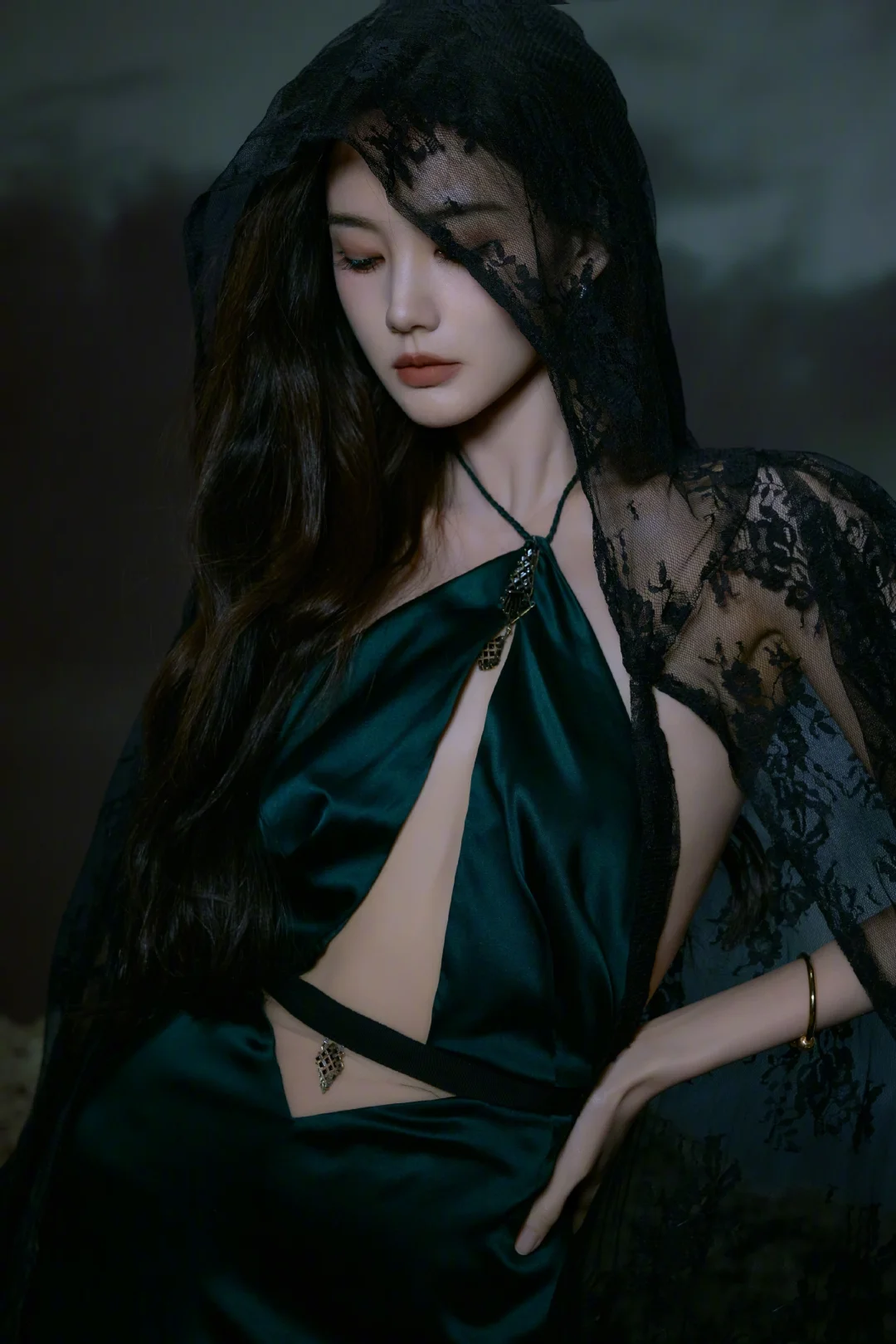 李一桐：挂脖吊带、蕾丝披风，神秘暗黑感满满。