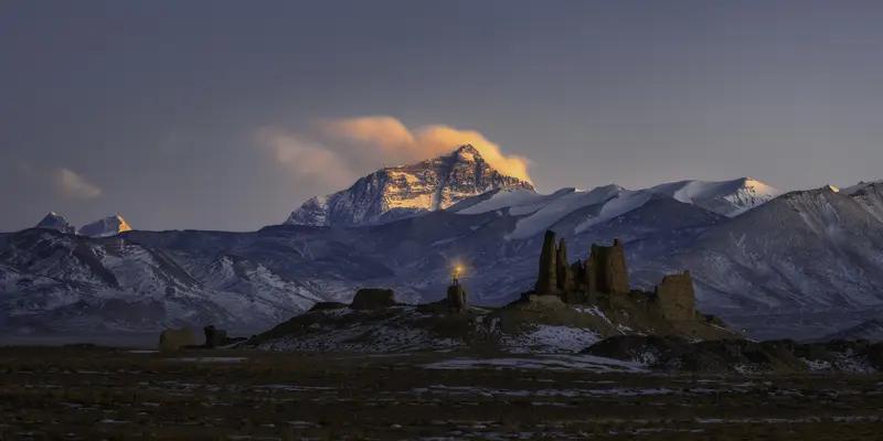 突发反转！伊朗前总统内贾德遇袭，生死迷雾引爆全球，真相太戳心
 
全球炸锅！一夜