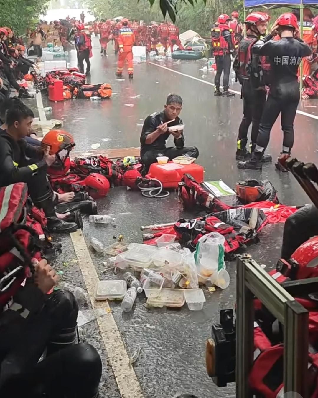 看着心里挺难受的。
大雨哗哗下个不停，消防员浑身都被雨水泡透了，直接坐在湿漉漉的
