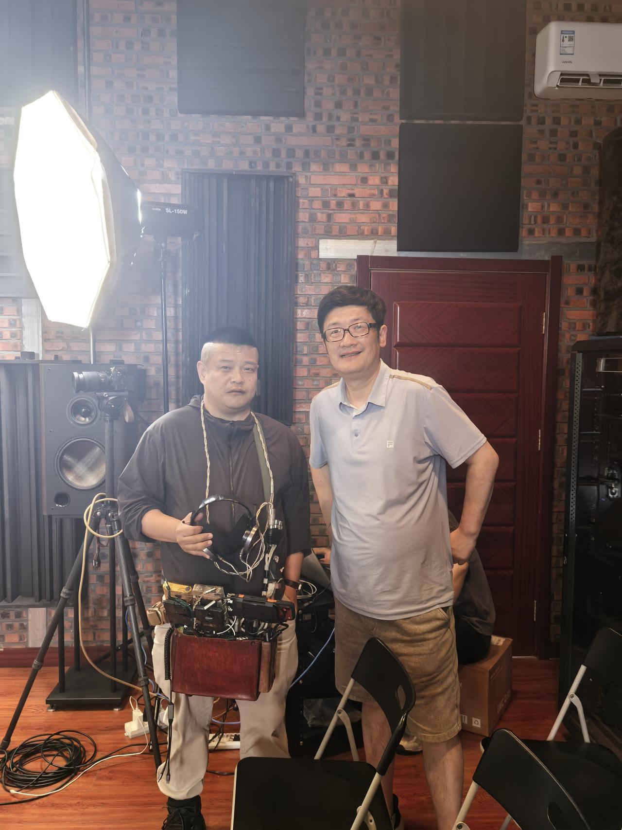 上一张我和歌德耳机超级粉丝（拥有歌德几乎全部上市耳机）的合影。昨天北京的歌德耳机