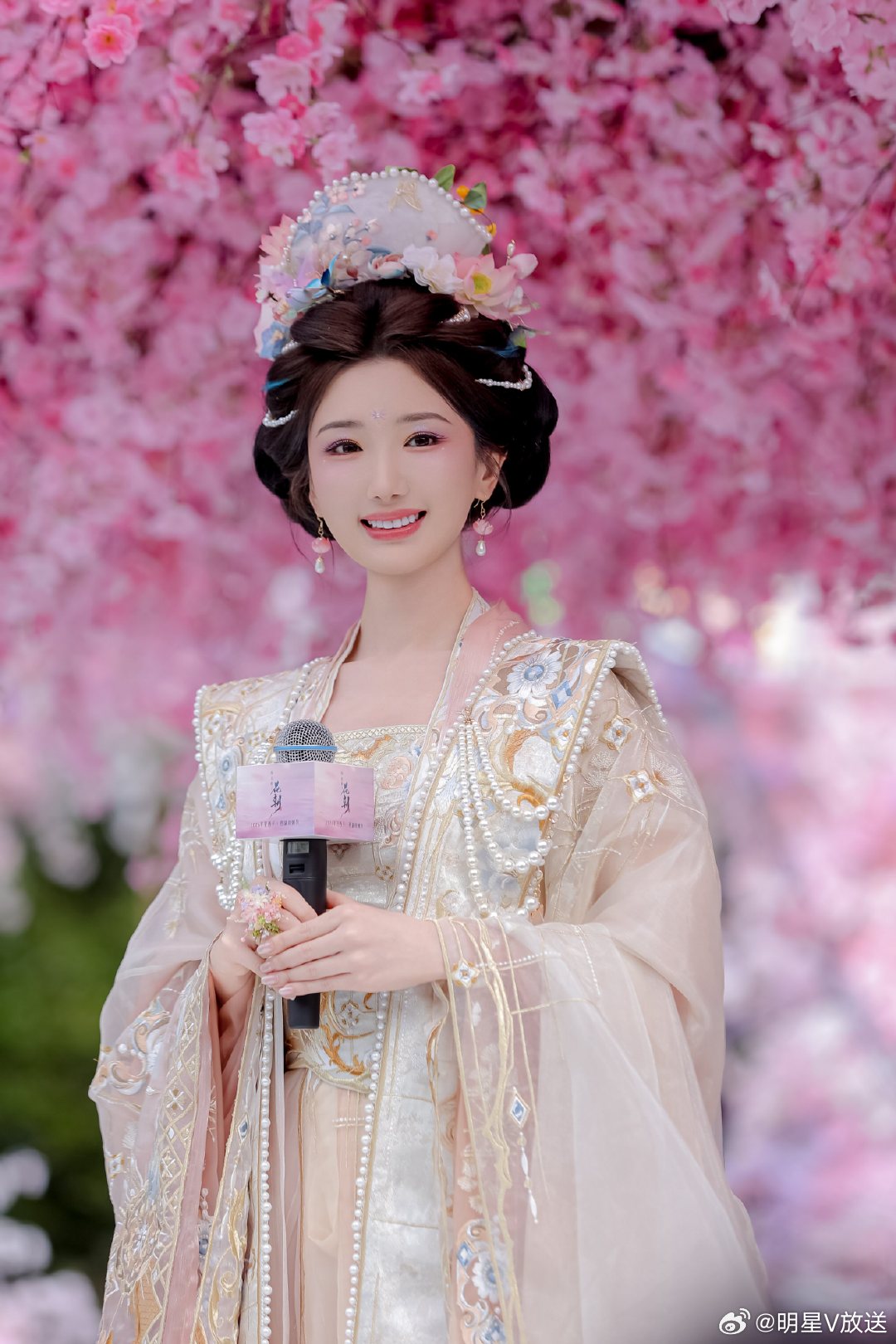 毛晓彤花神妆 紫雾晕颊如朝露沾花，醉莲点唇似暮色染霞。毛晓彤的花神妆从双颊到唇畔