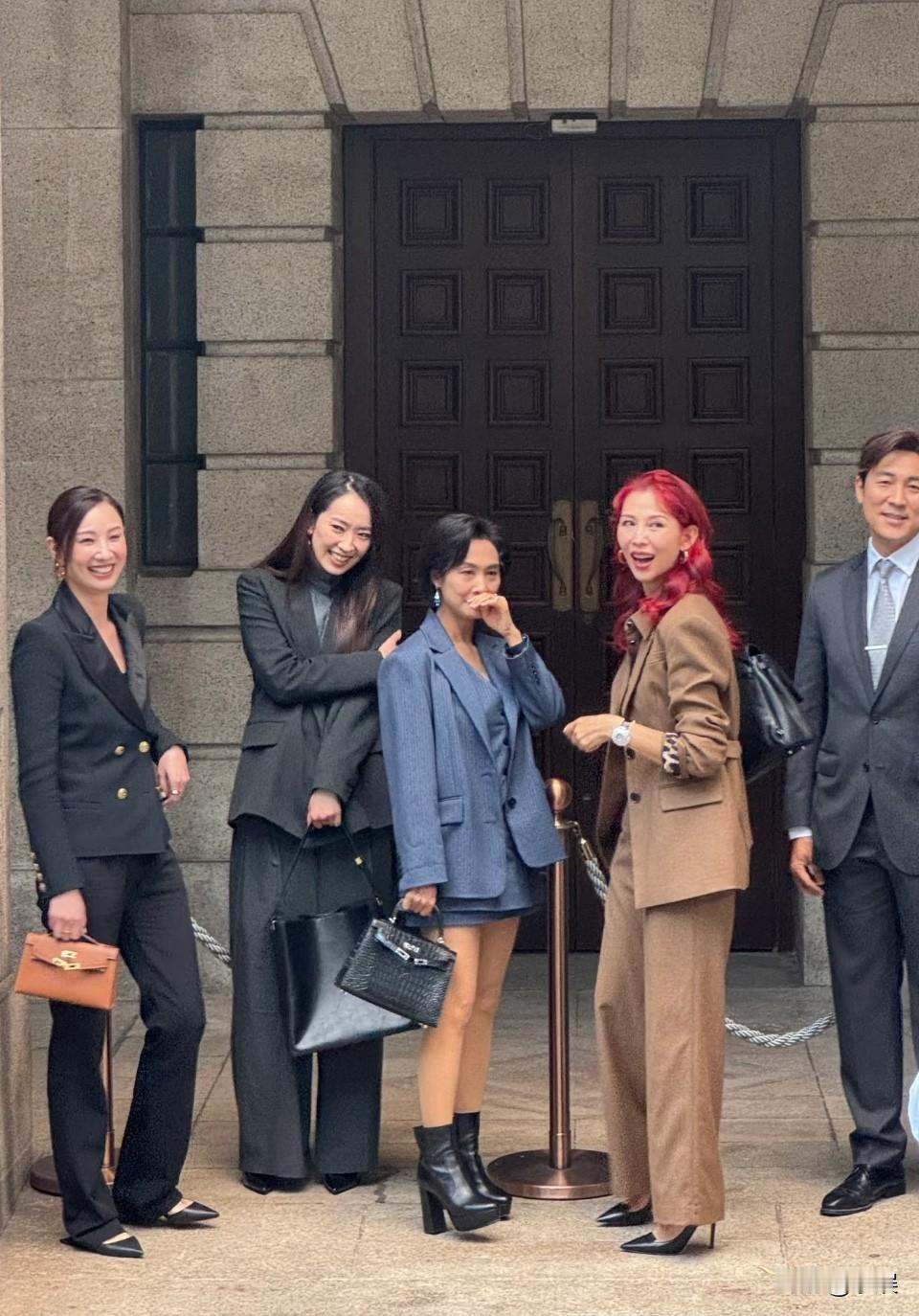 在香港遇见明星真的太简单了！
黄宗泽蔡少芬 ，街边瘦高真养眼，比镜头里更鲜活，暖