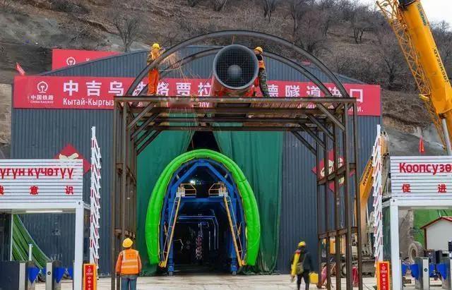 中吉乌铁路刚开工没多久就遇阻？扎帕罗夫押上政治前途力挺的世纪通道，为何突然引发多
