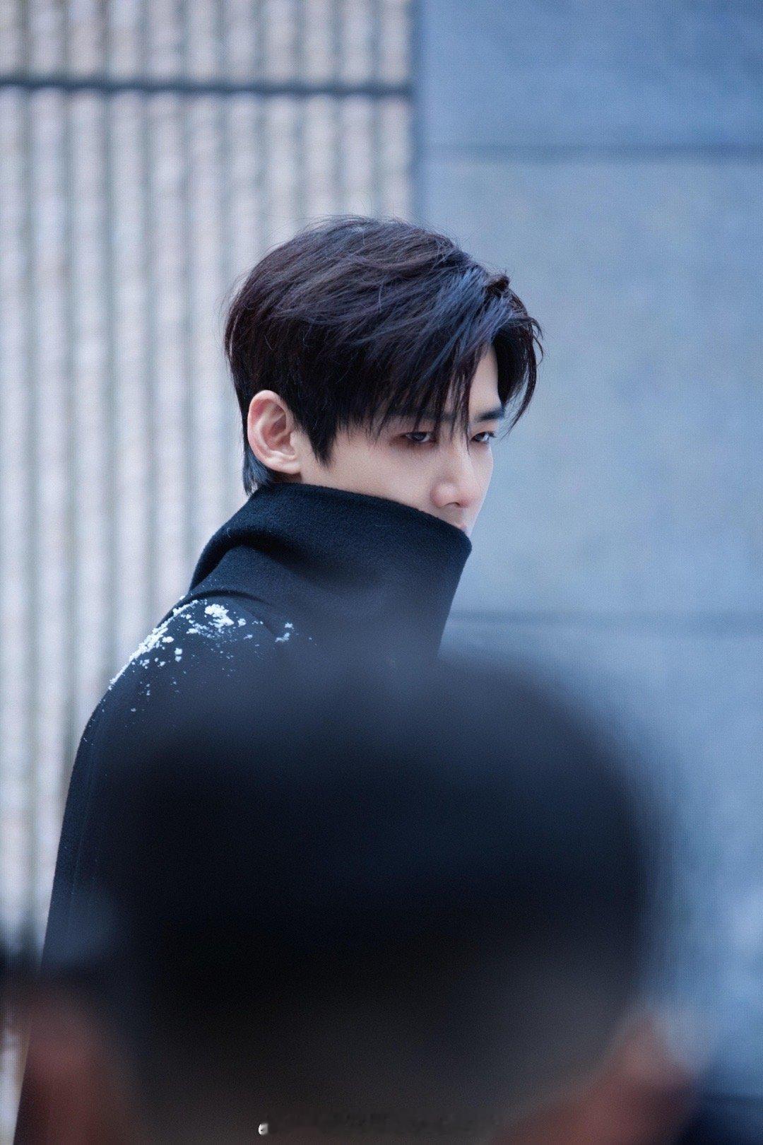 白敬亭最新雪景大片，秋冬男神！！❄️