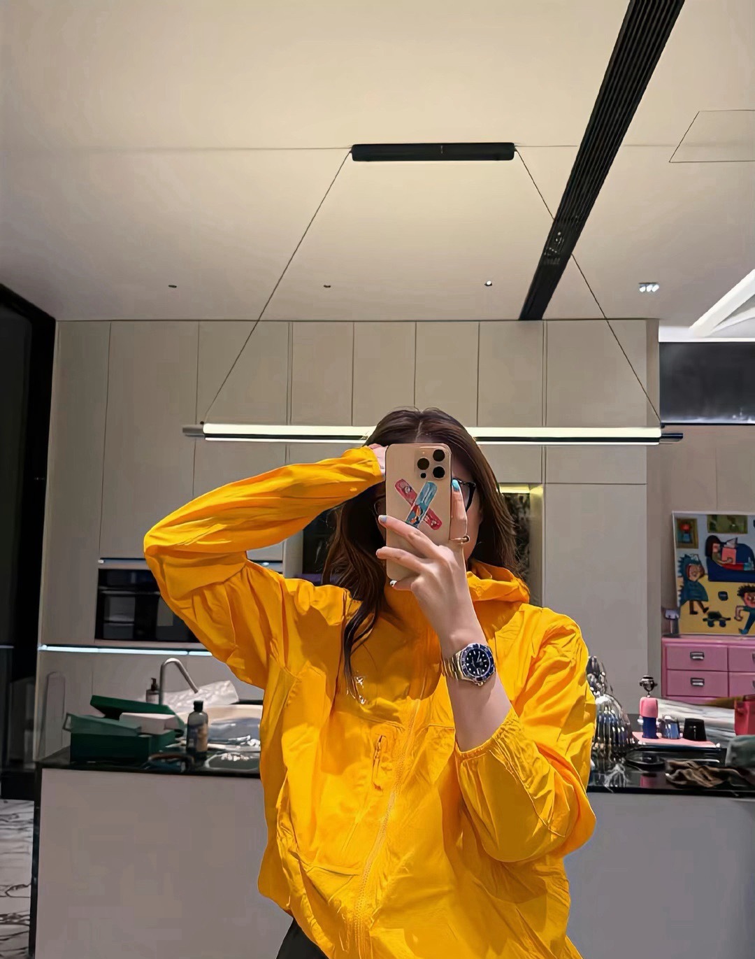 人有时候啊 石头扔过来不吭声 糖递过来却红了眼框 盔甲不怕刀剑 就怕有人问你累不