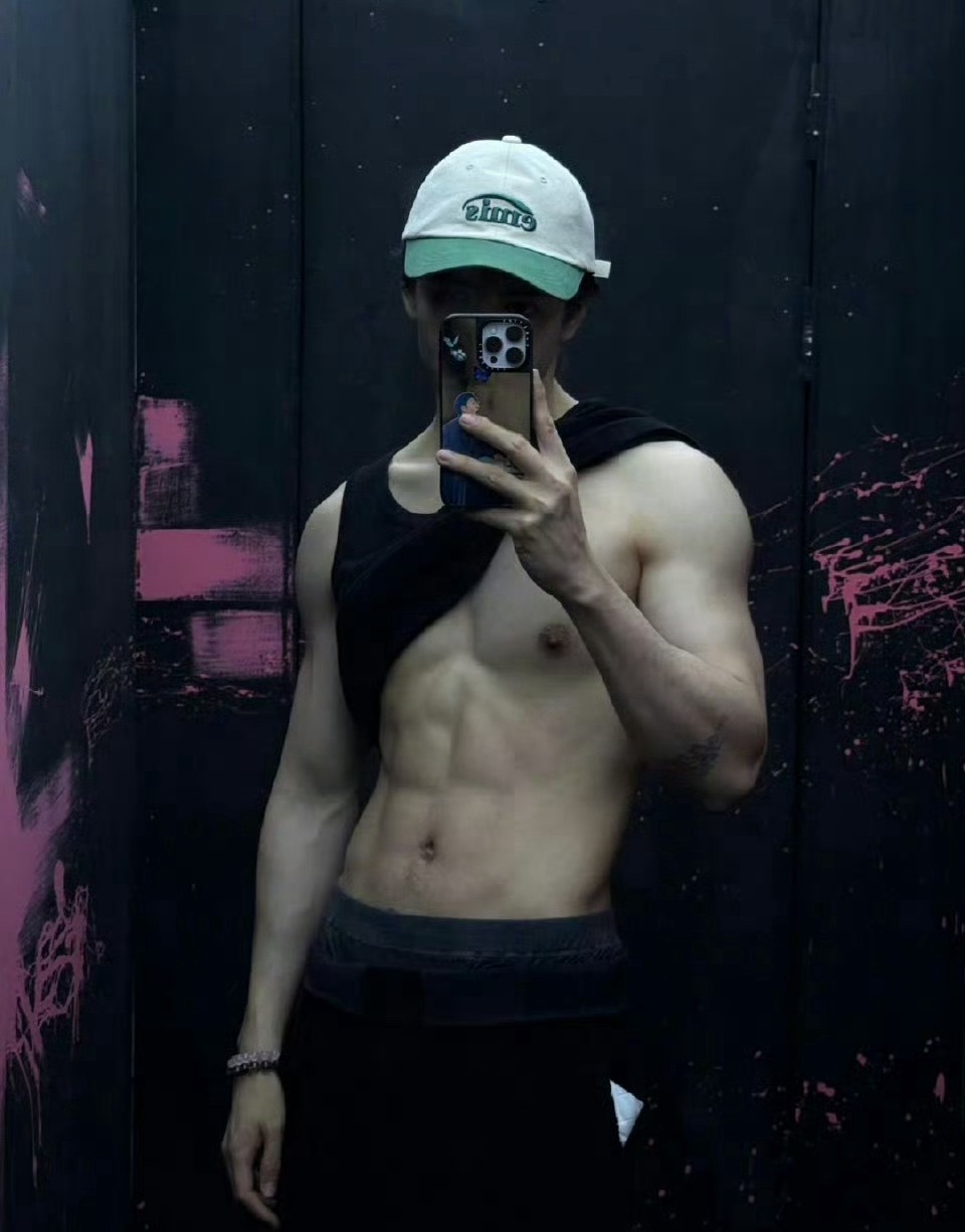 曾舜晞富有且慷慨啊月鳞绮纪破万，直接晒了腹肌照