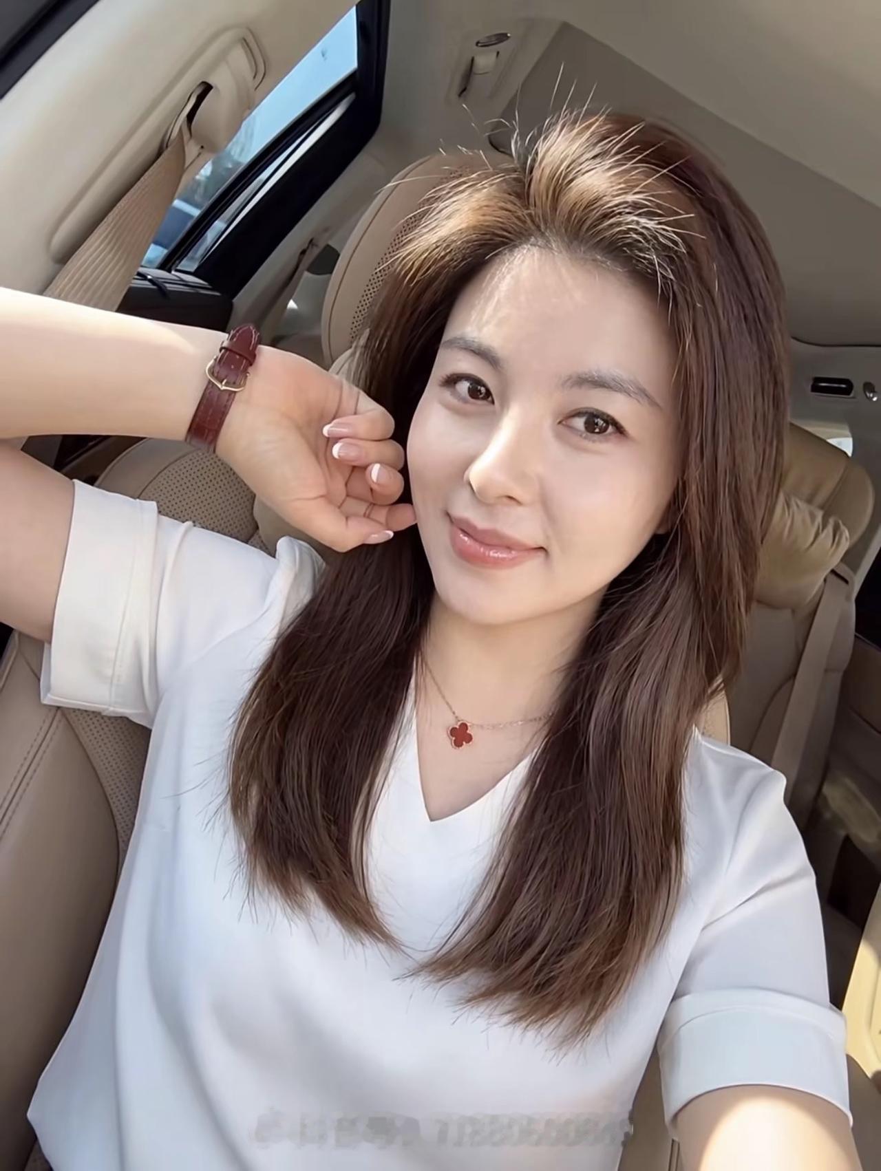谁都不佩服
就佩服敢去奔现的朋友
更佩服科技的发达和美颜美颜的强大
看照片：左边
