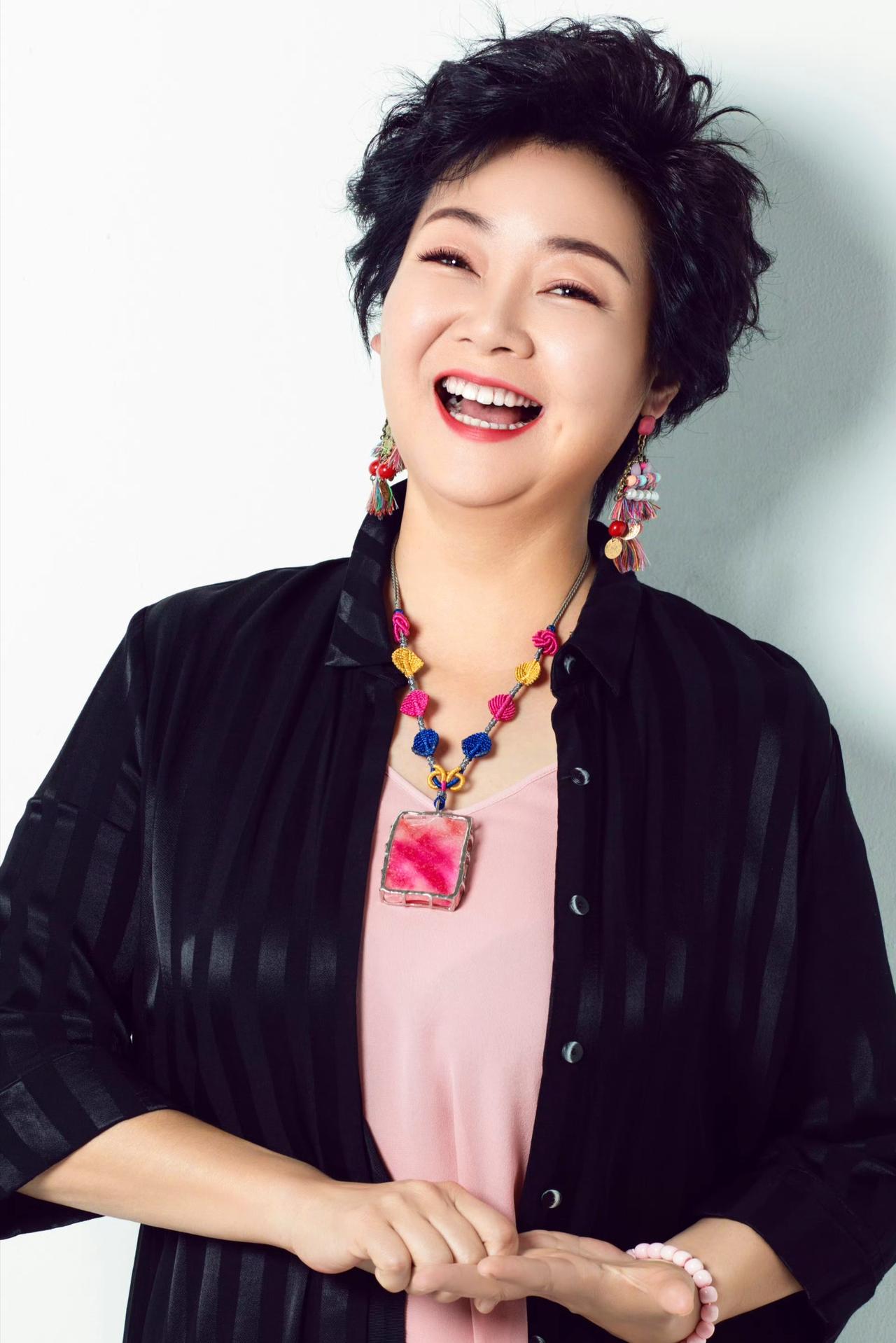 演艺圈踏实拍戏的老戏骨不多了，萨日娜算一个。8月10日百花奖，她凭《抓娃娃》里的