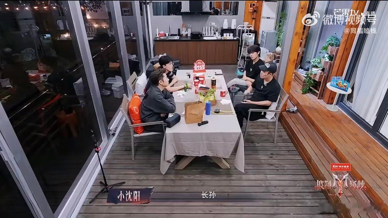 小沈阳从小感受到奶奶对哥哥的偏心小沈阳聊起家里的旧事，奶奶明显更疼哥哥，哥哥来就