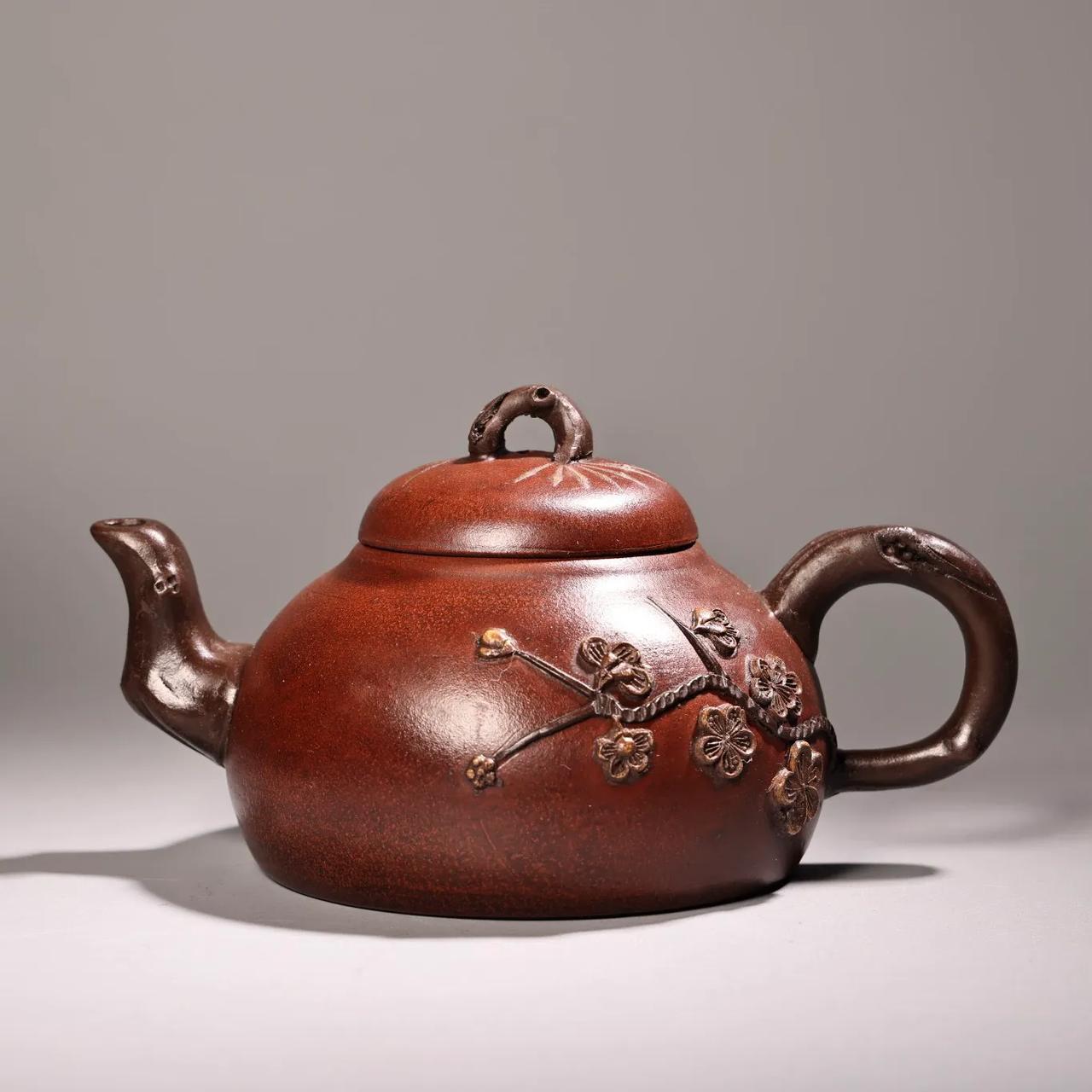 老太太守着着一把百年旧紫砂壶当宝。
壶体老润，包浆醇厚， 内壁凝结经年茶垢，滚水